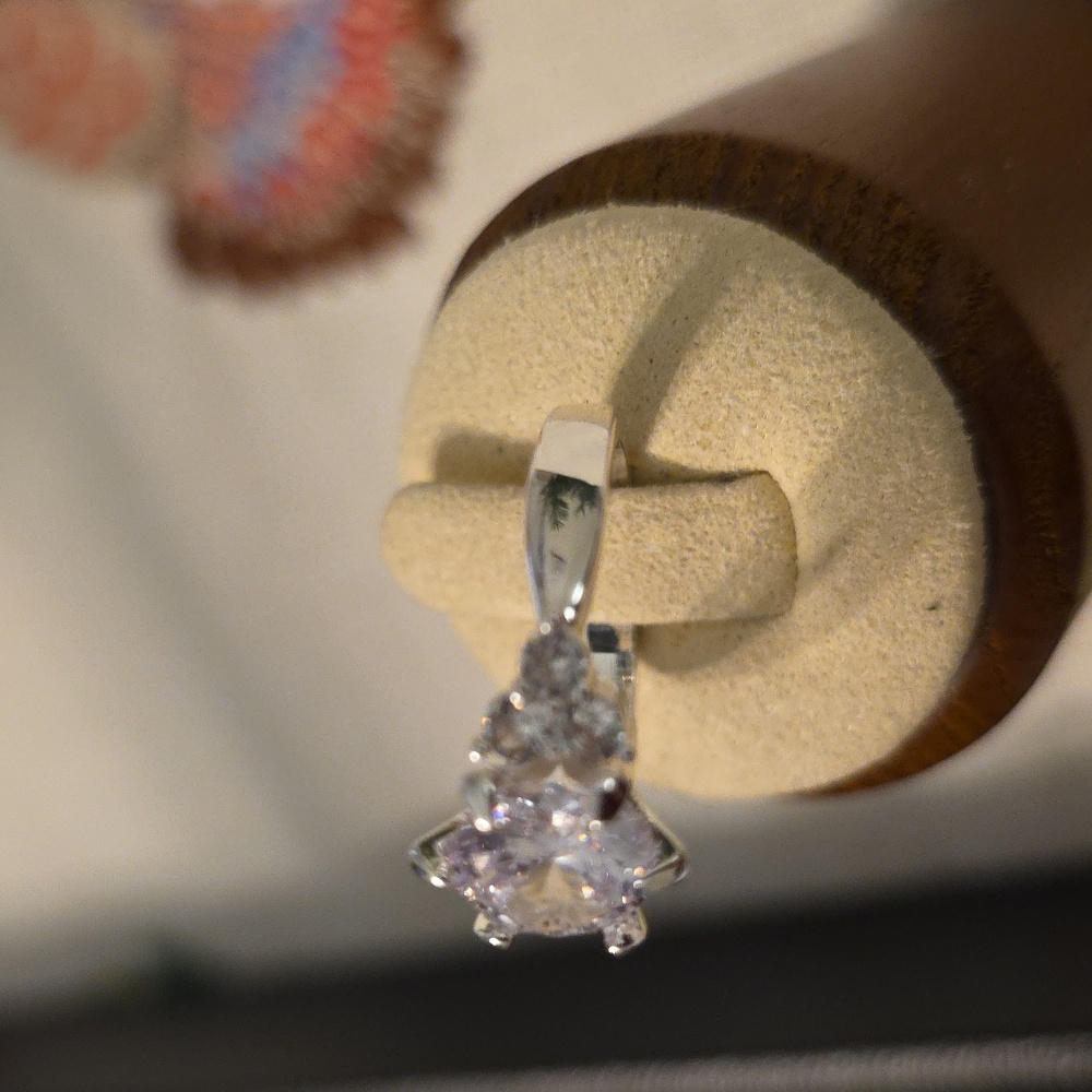 Stunning 925 Silver Women's Ring with Crystal Accents - Picture 3 of 5